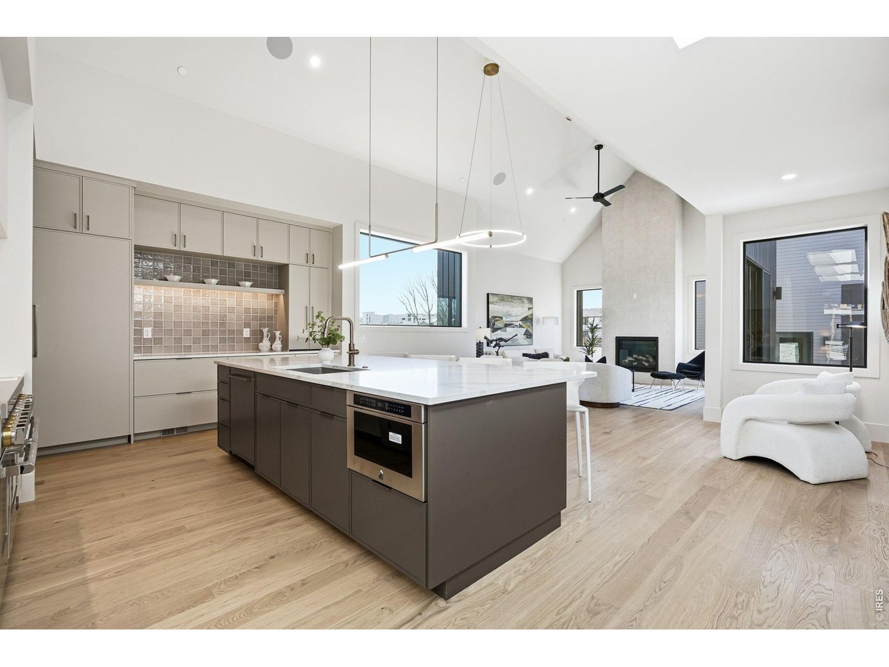 402 S 3rd Ave