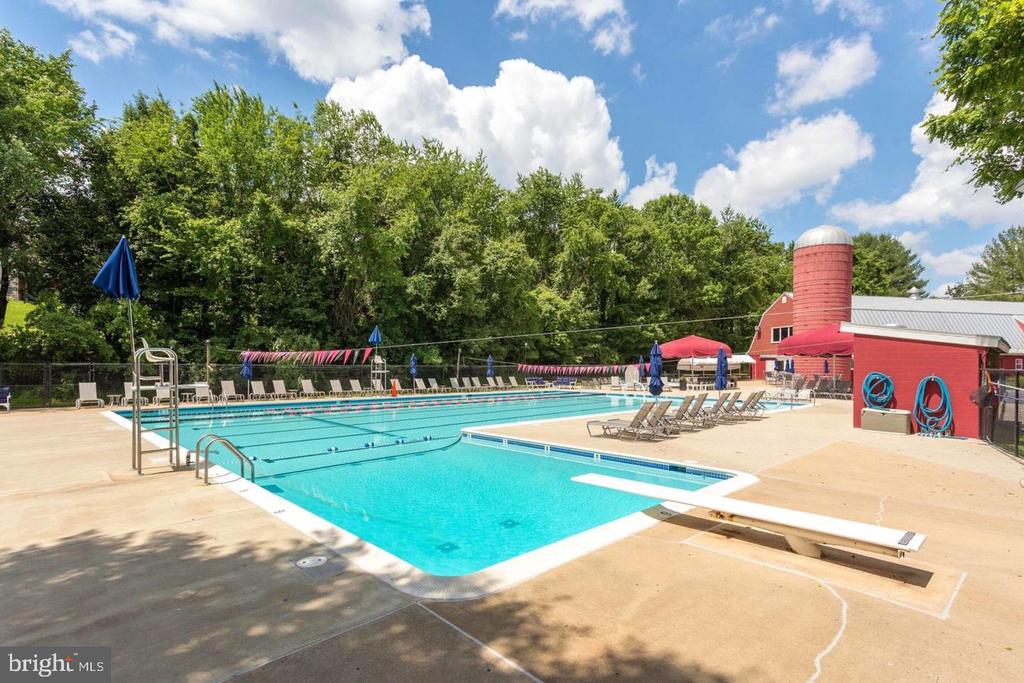 1715 FOX RUN COURT