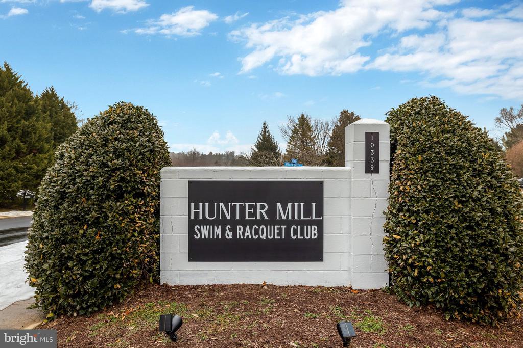 1715 FOX RUN COURT