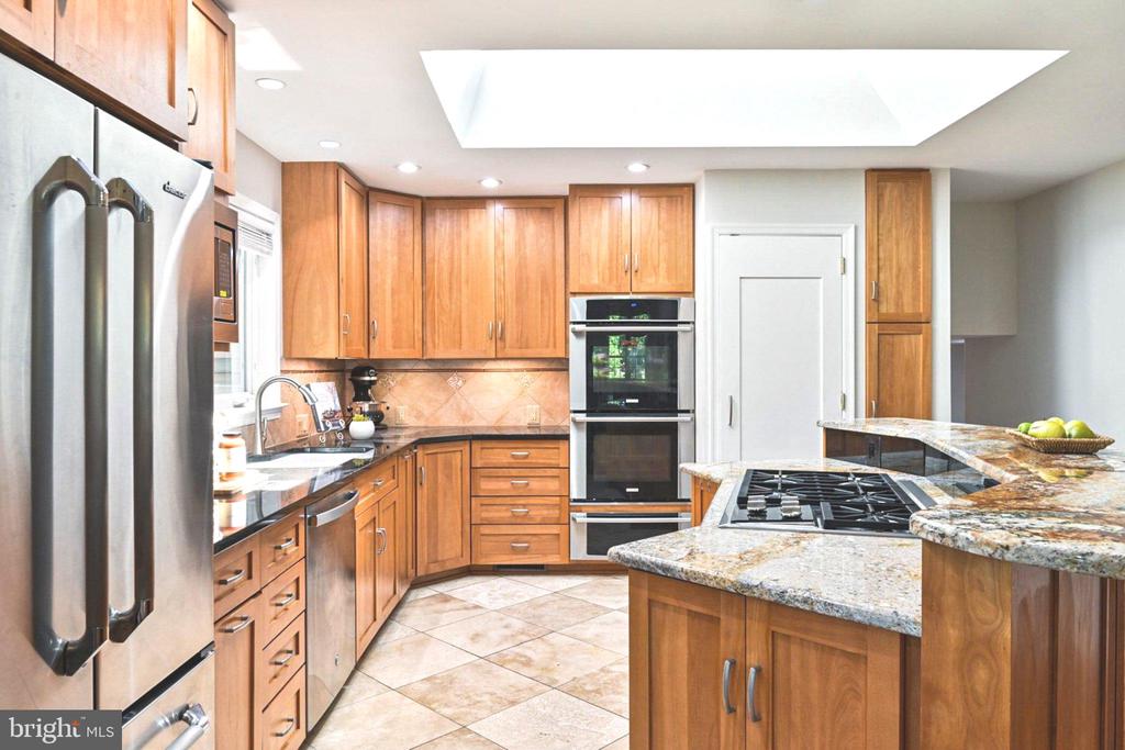 1715 FOX RUN COURT