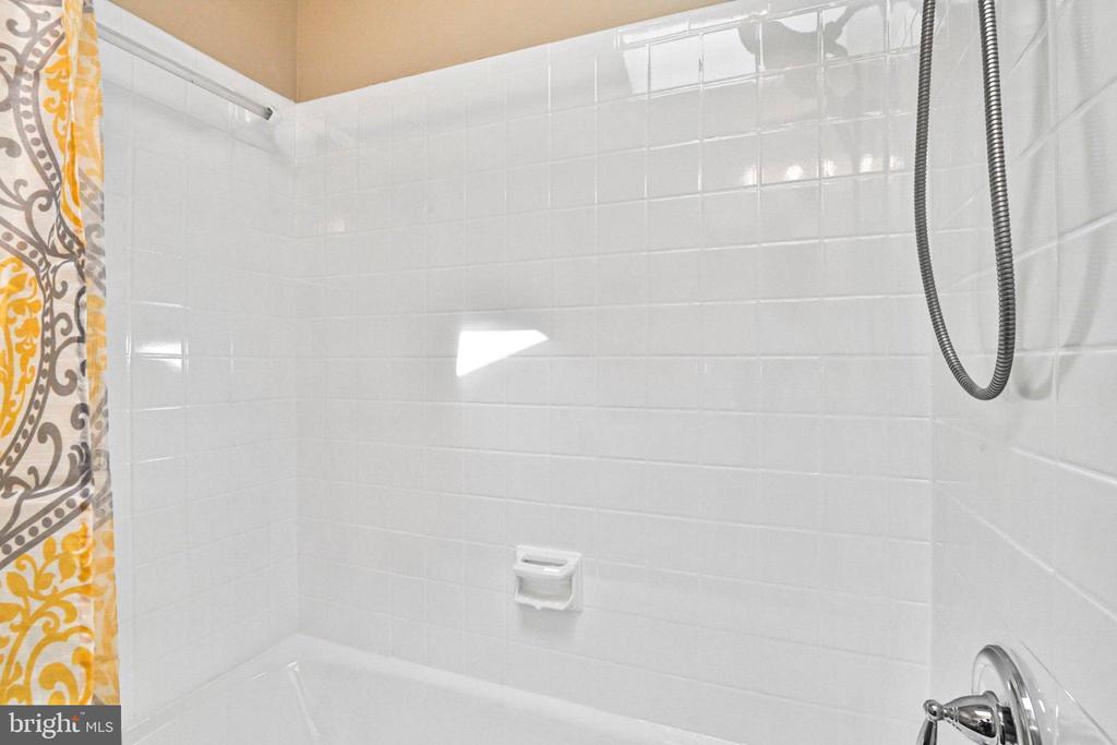 1715 FOX RUN COURT