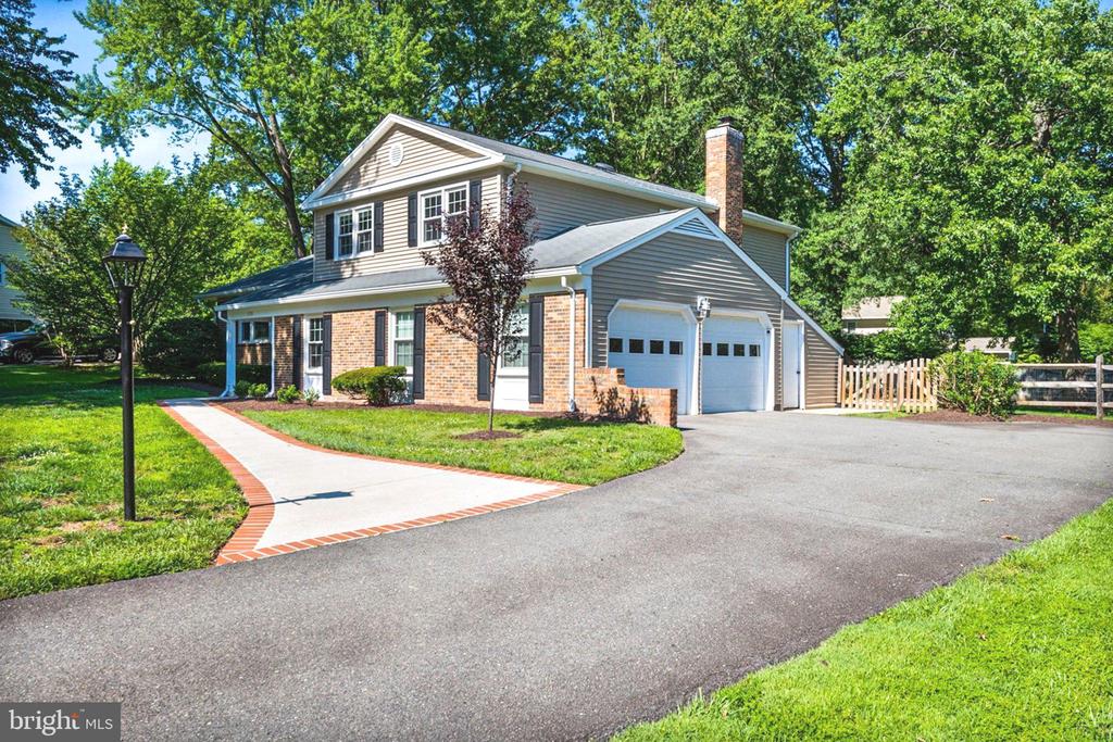 1715 FOX RUN COURT