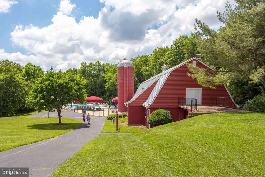 1715 FOX RUN COURT