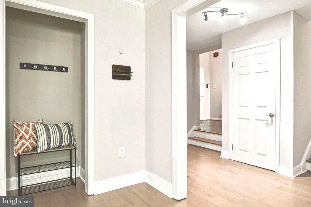 1715 FOX RUN COURT