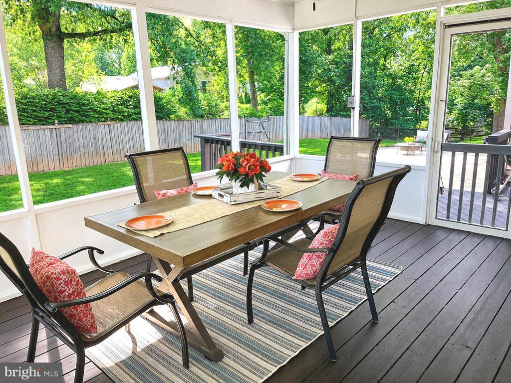 1715 FOX RUN COURT