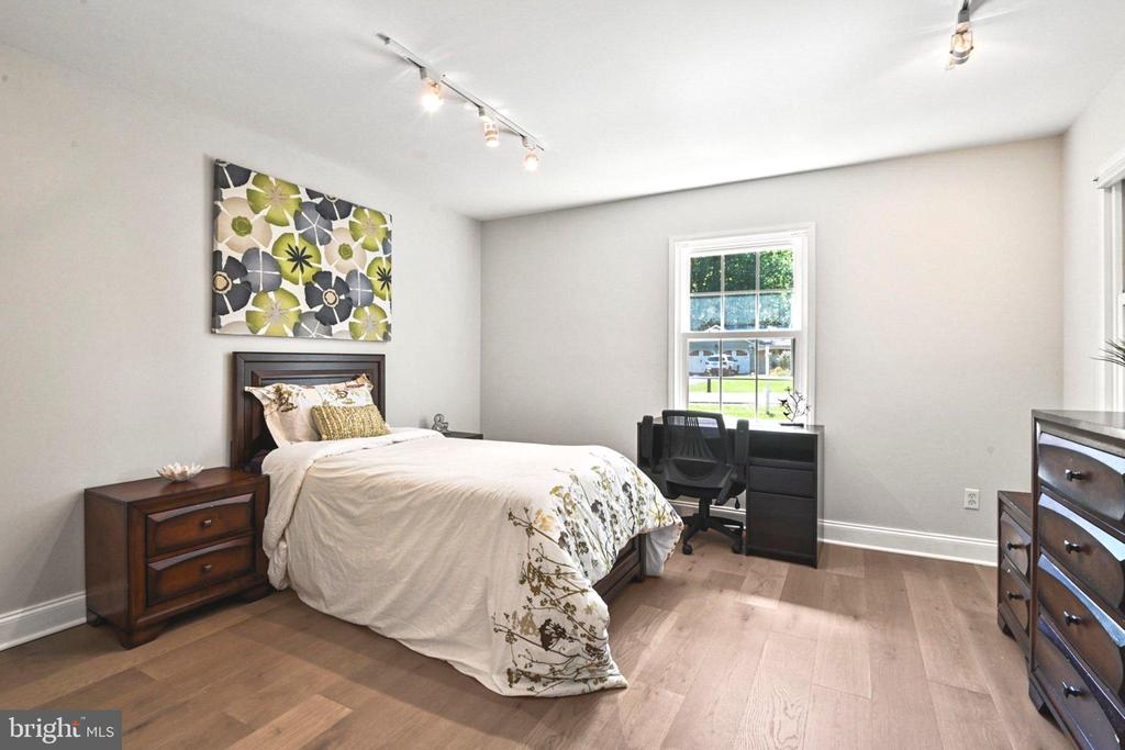 1715 FOX RUN COURT
