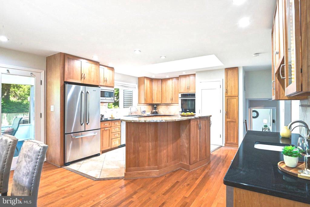 1715 FOX RUN COURT