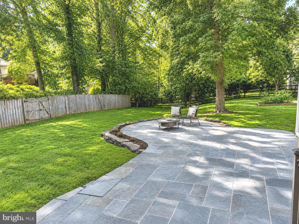 1715 FOX RUN COURT