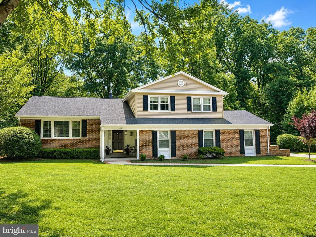 1715 FOX RUN COURT