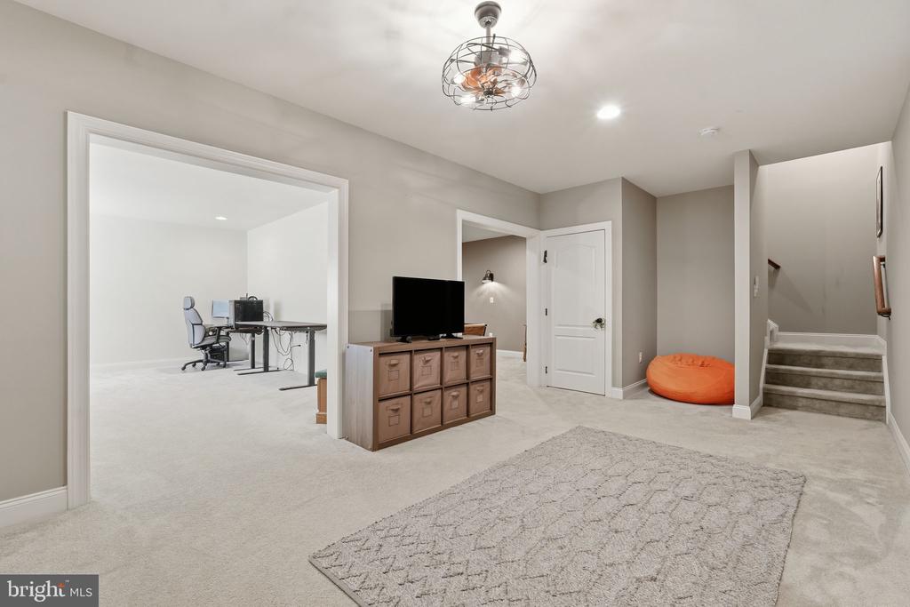 22575 WILLINGTON SQUARE