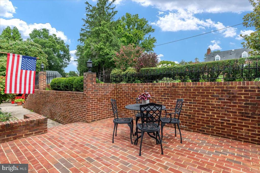 222 W MARKET STREET W