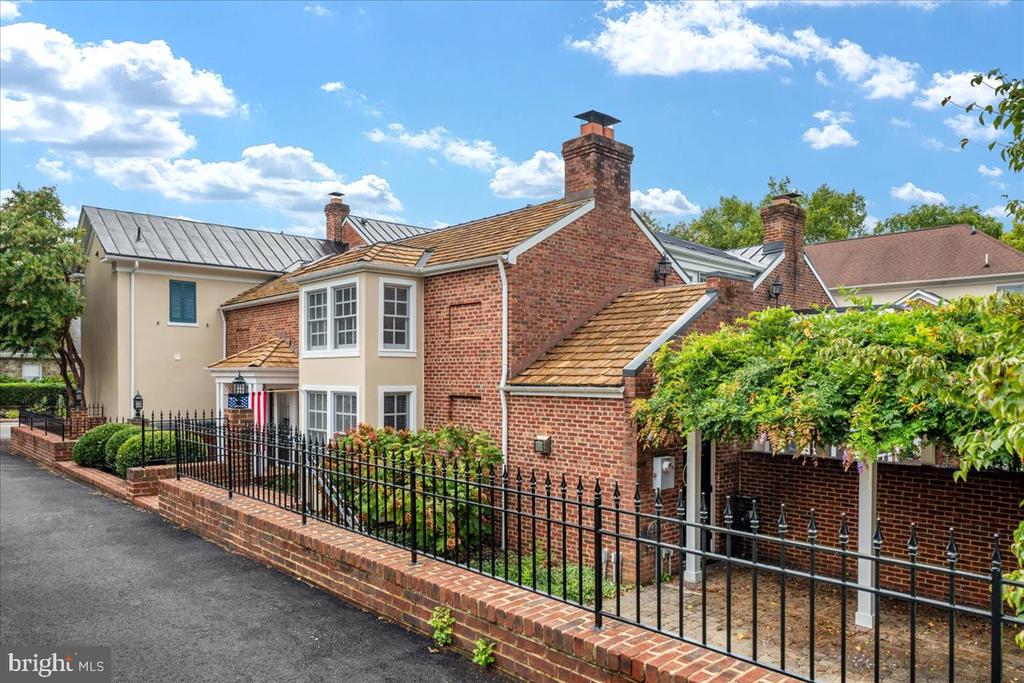 222 W MARKET STREET W