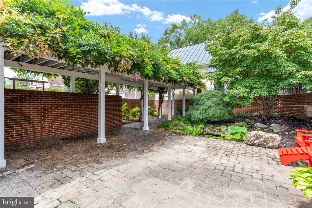 222 W MARKET STREET W