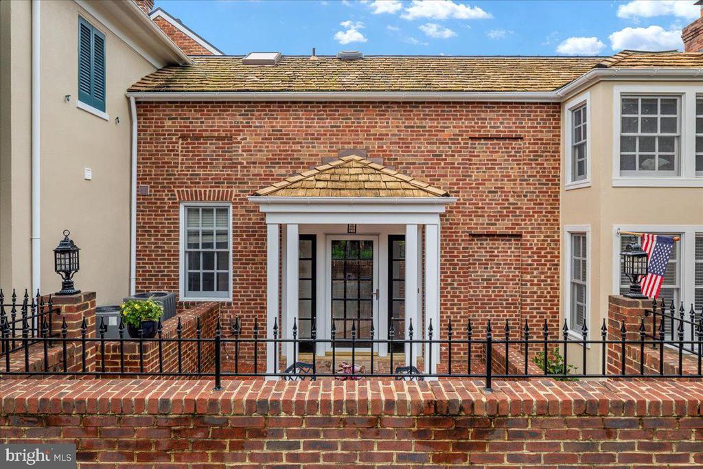 222 W MARKET STREET W