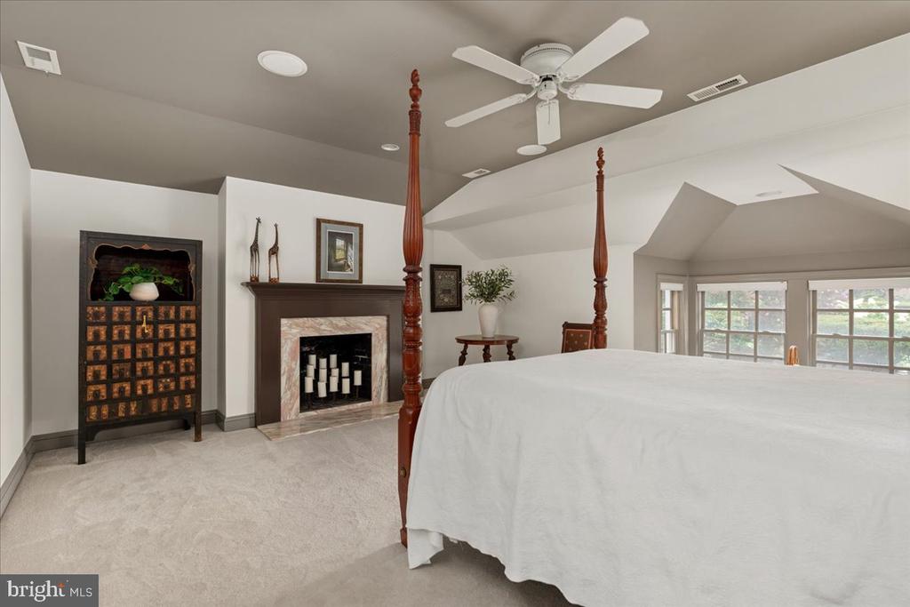 222 W MARKET STREET W