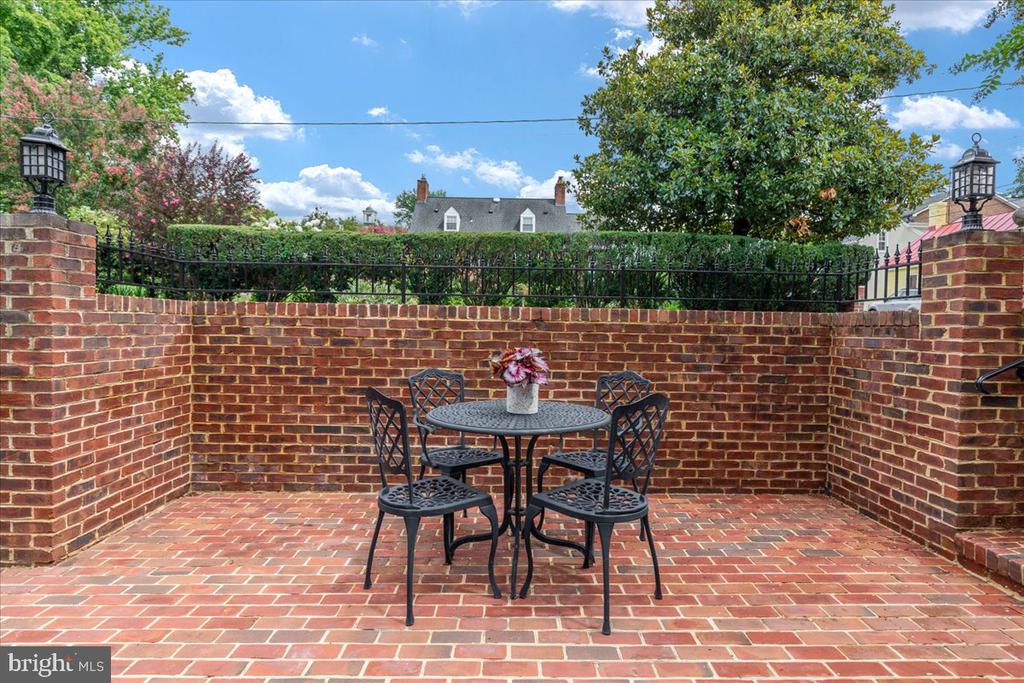 222 W MARKET STREET W