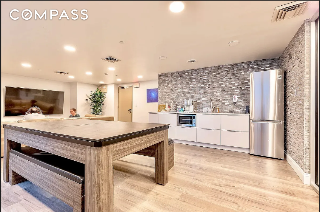 212 E 47th Street 10H