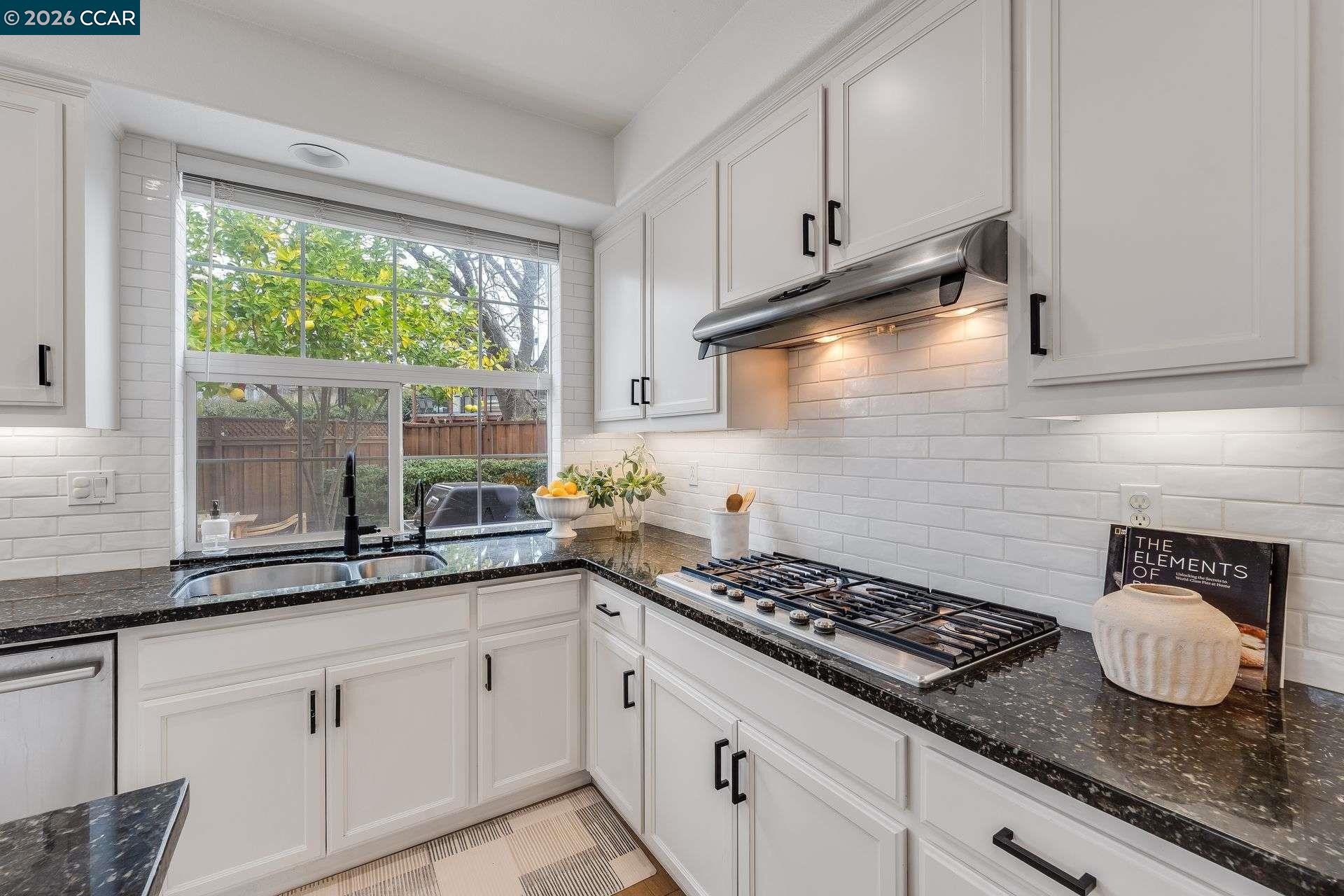 942 Monet Cir