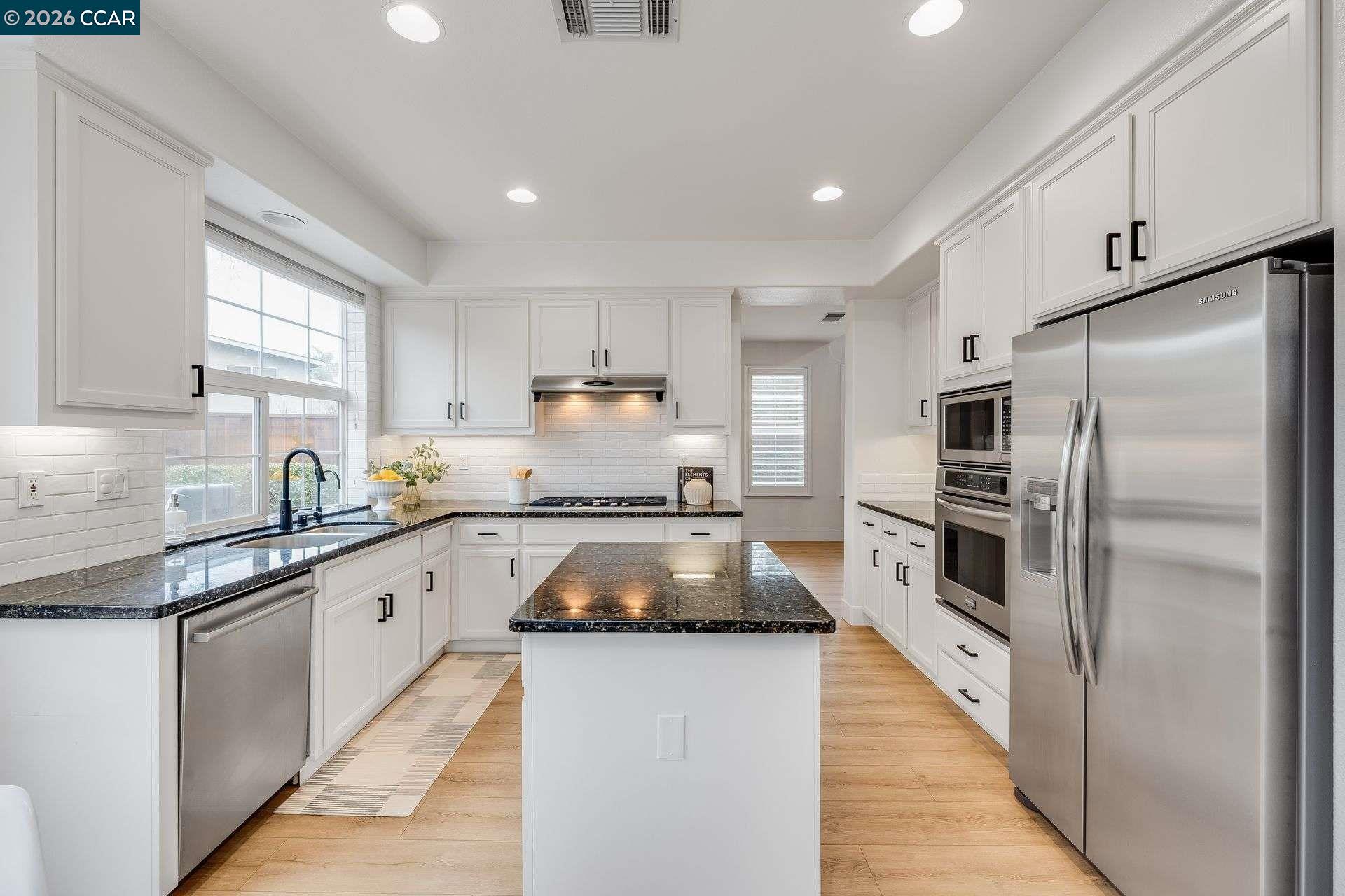 942 Monet Cir