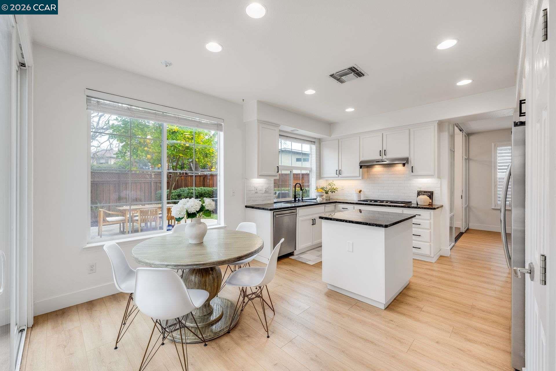 942 Monet Cir