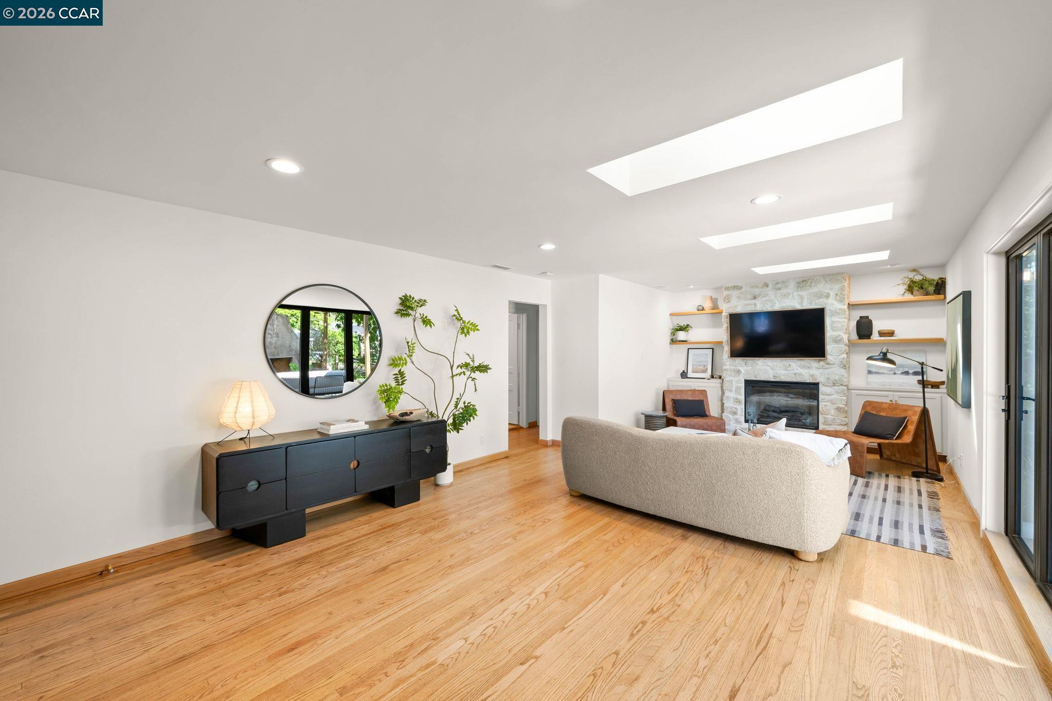 282 S Hartson