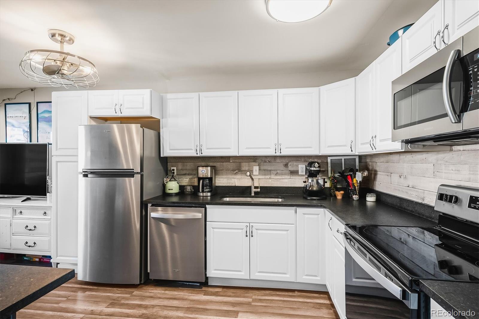 1121 Albion Street Unit: 504