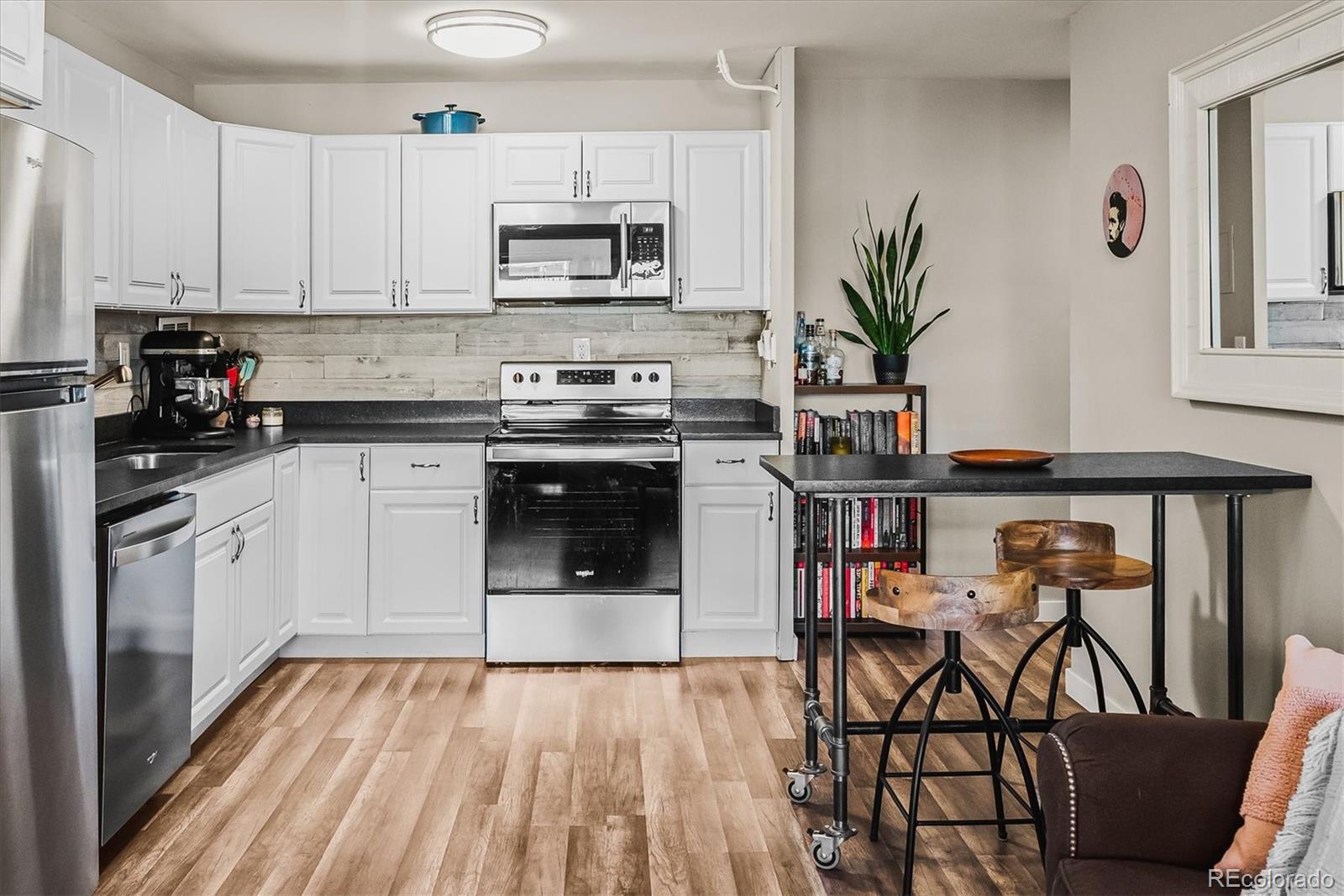 1121 Albion Street Unit: 504