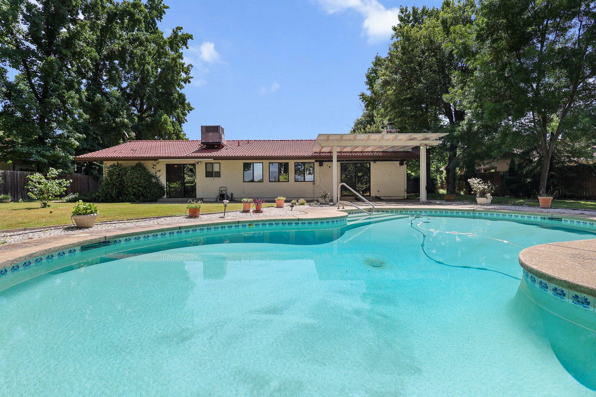 6136 Riverside Drive