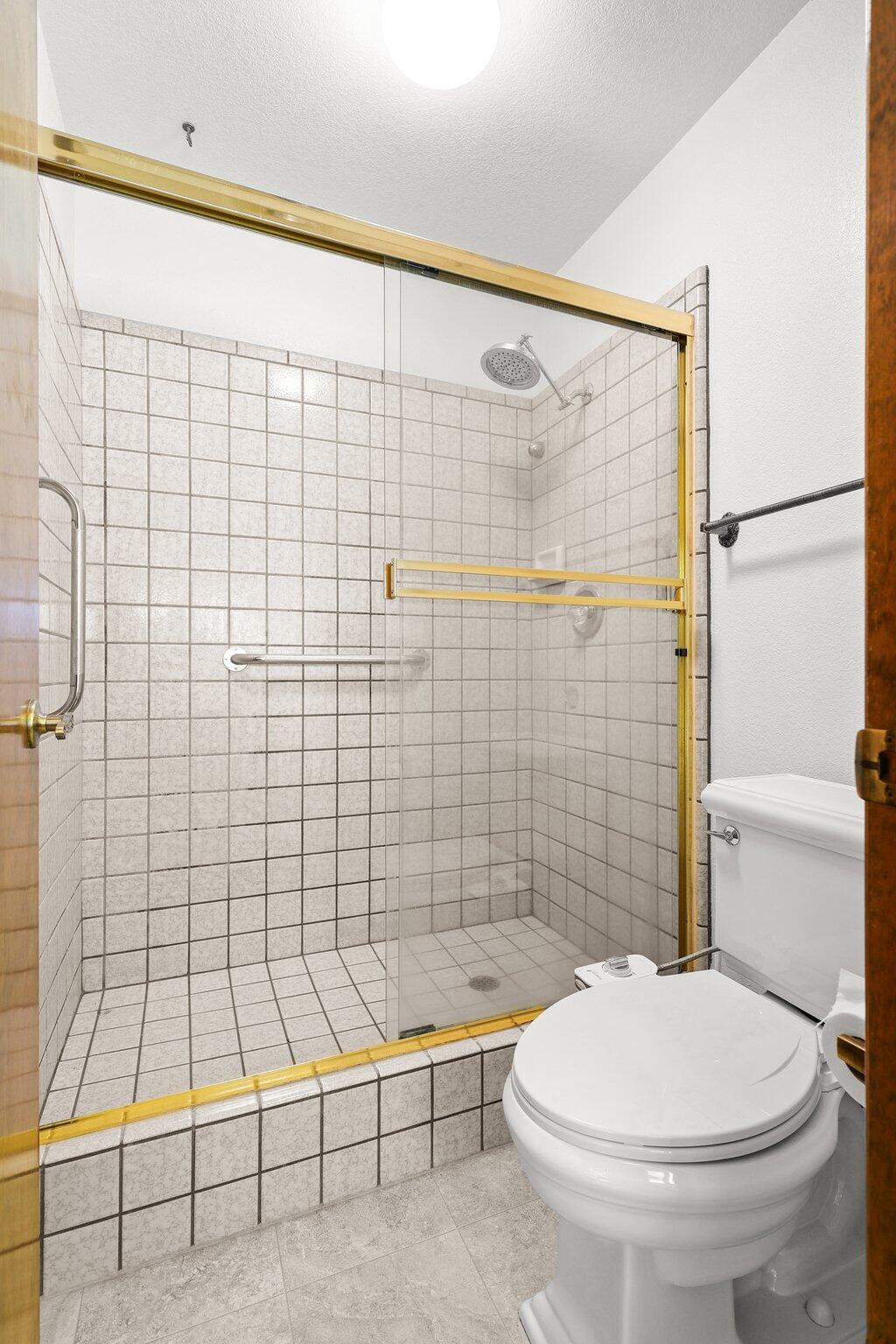 6136 Riverside Drive