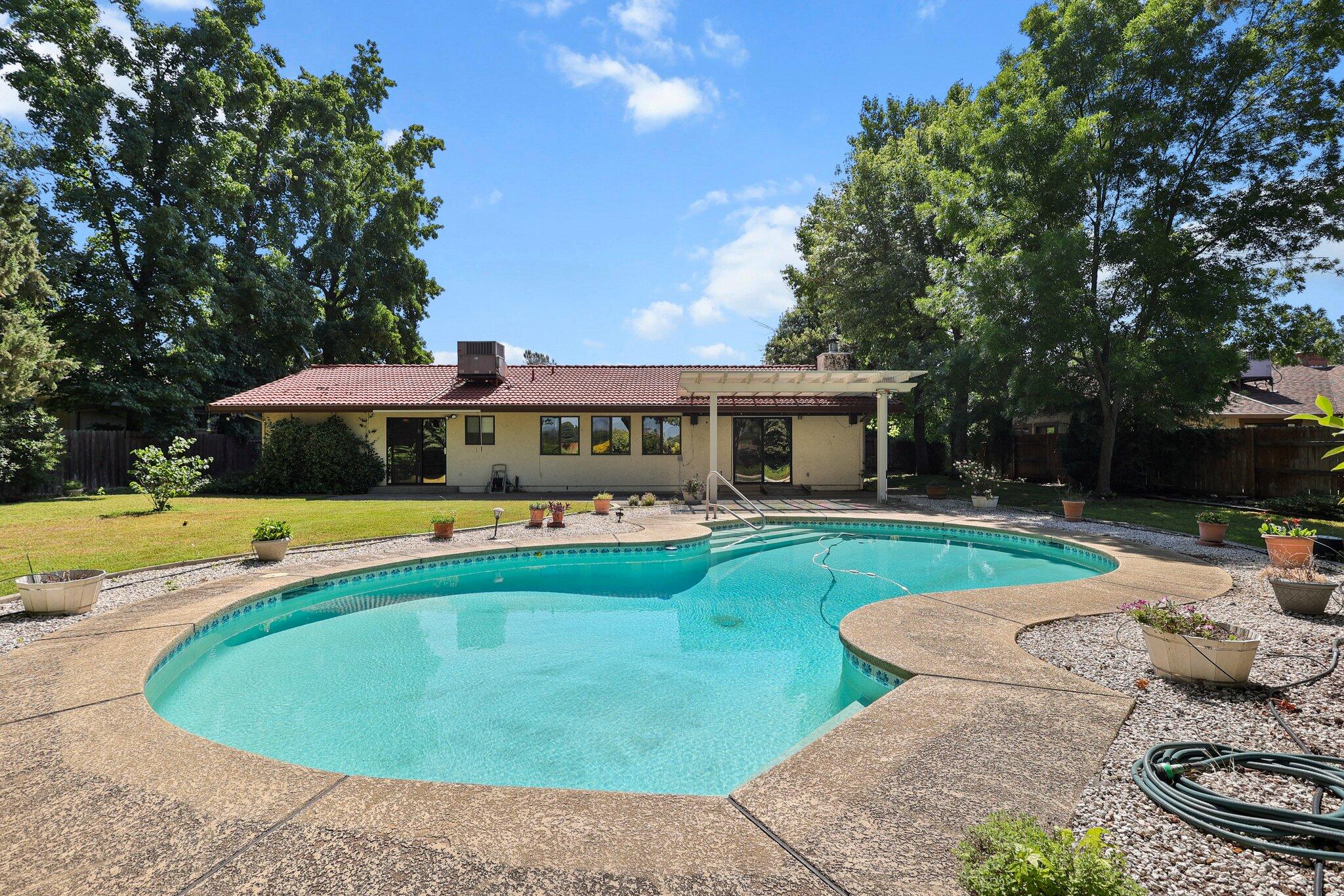 6136 Riverside Drive