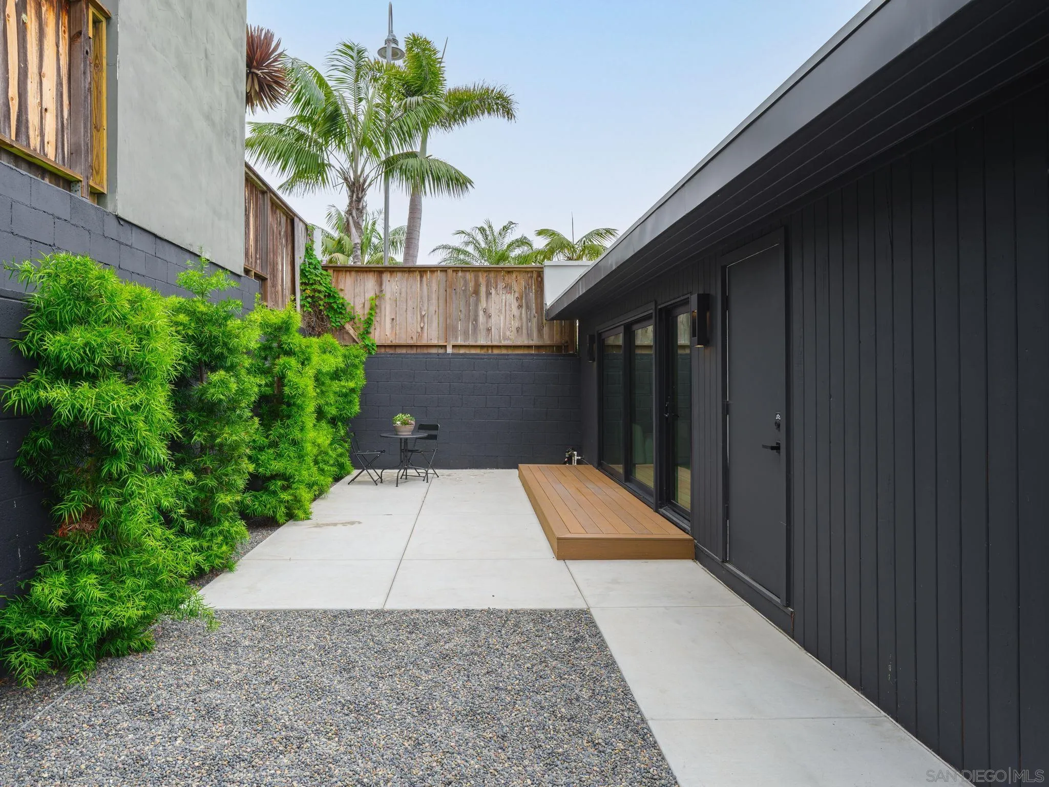 148 N. Acacia
