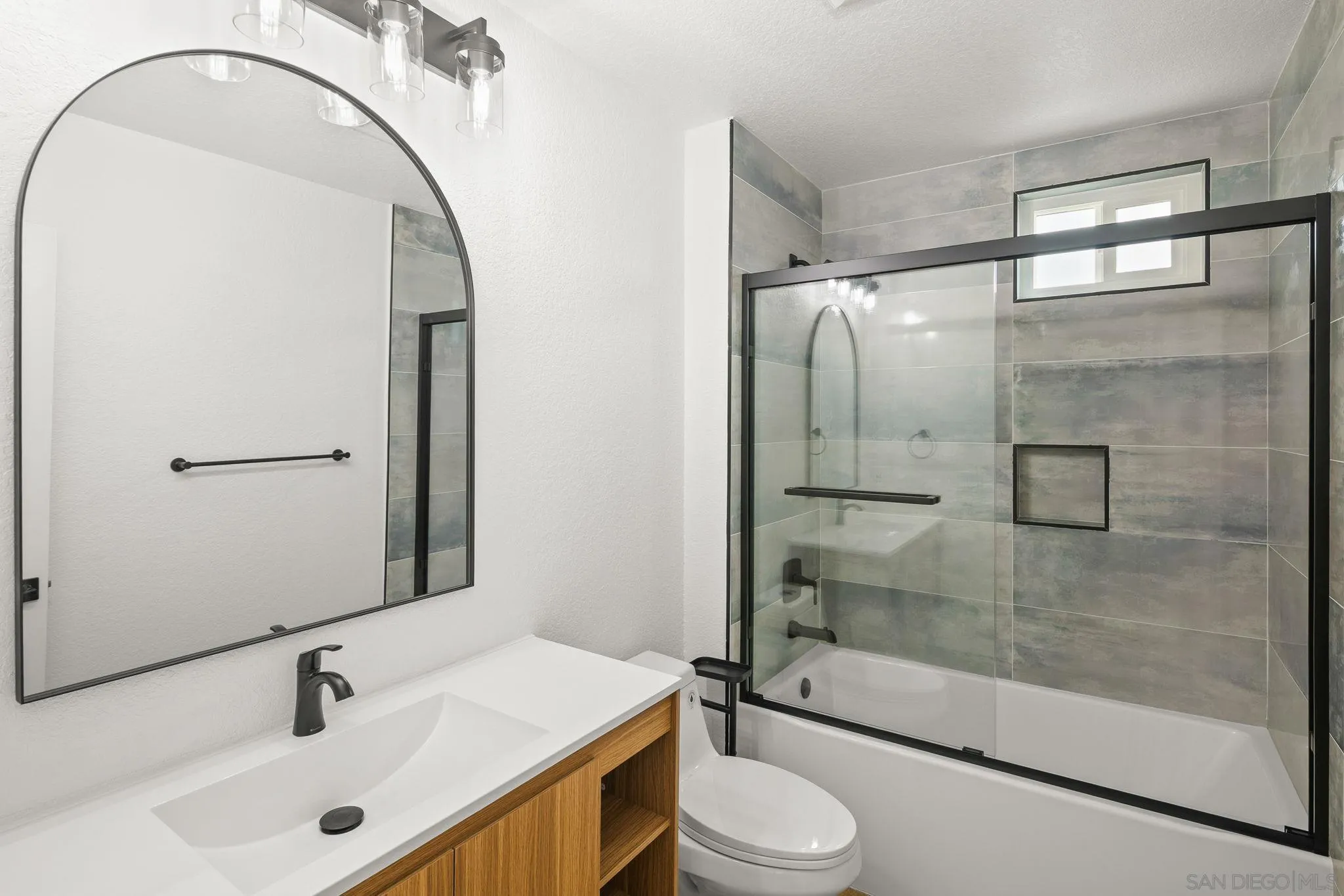 152 Evergreen Ave. Unit 4