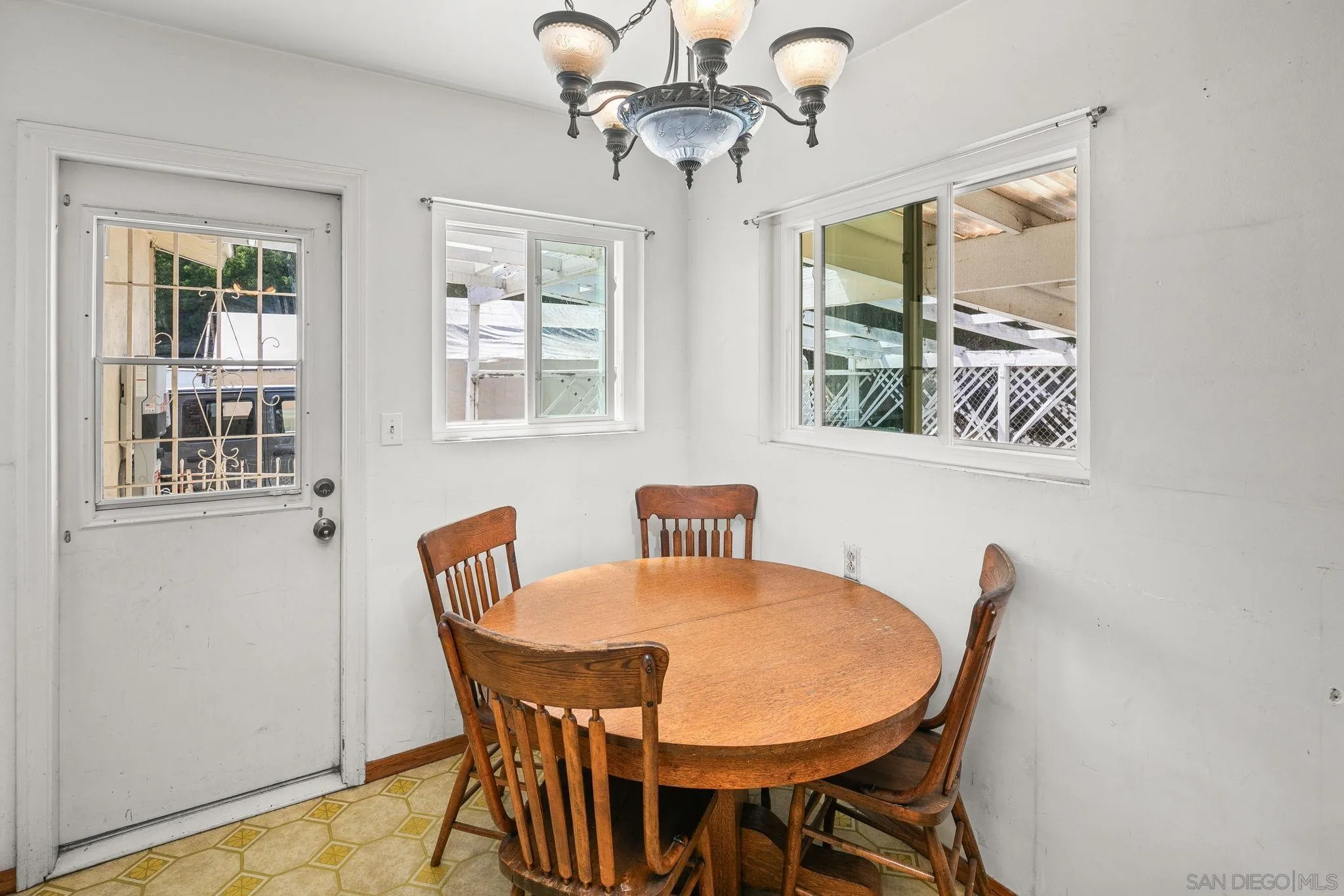 4245 Avenida Gregory