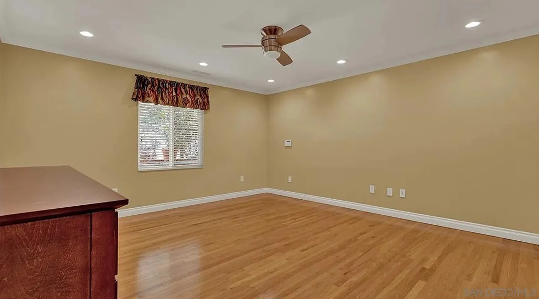6570 Hillgrove