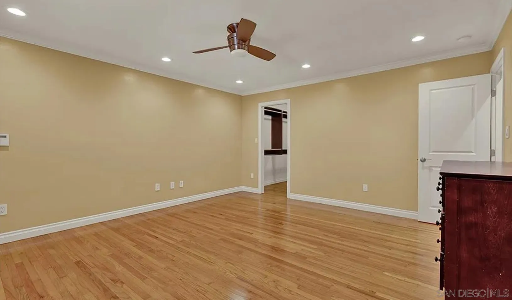 6570 Hillgrove