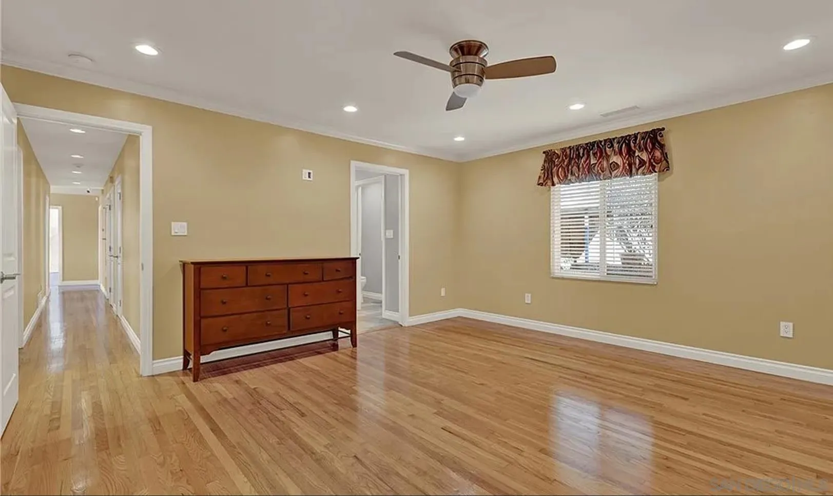 6570 Hillgrove