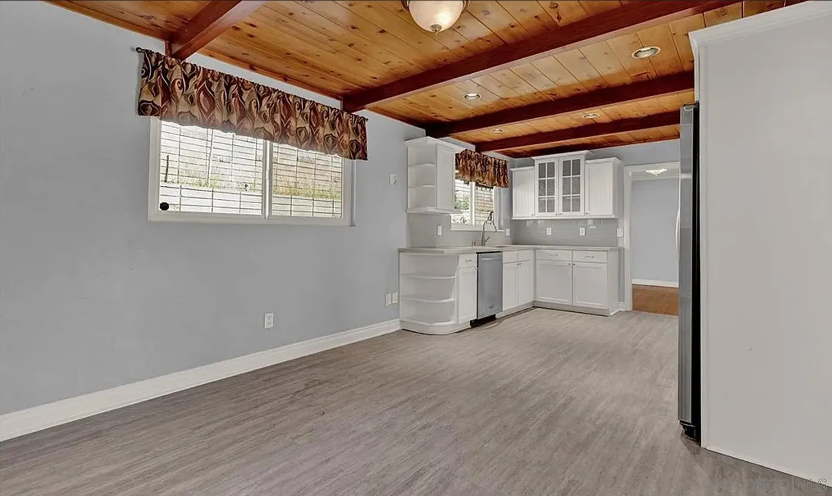 6570 Hillgrove