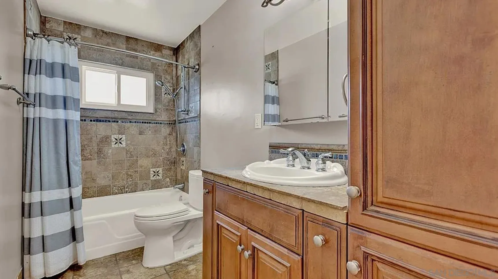 6570 Hillgrove