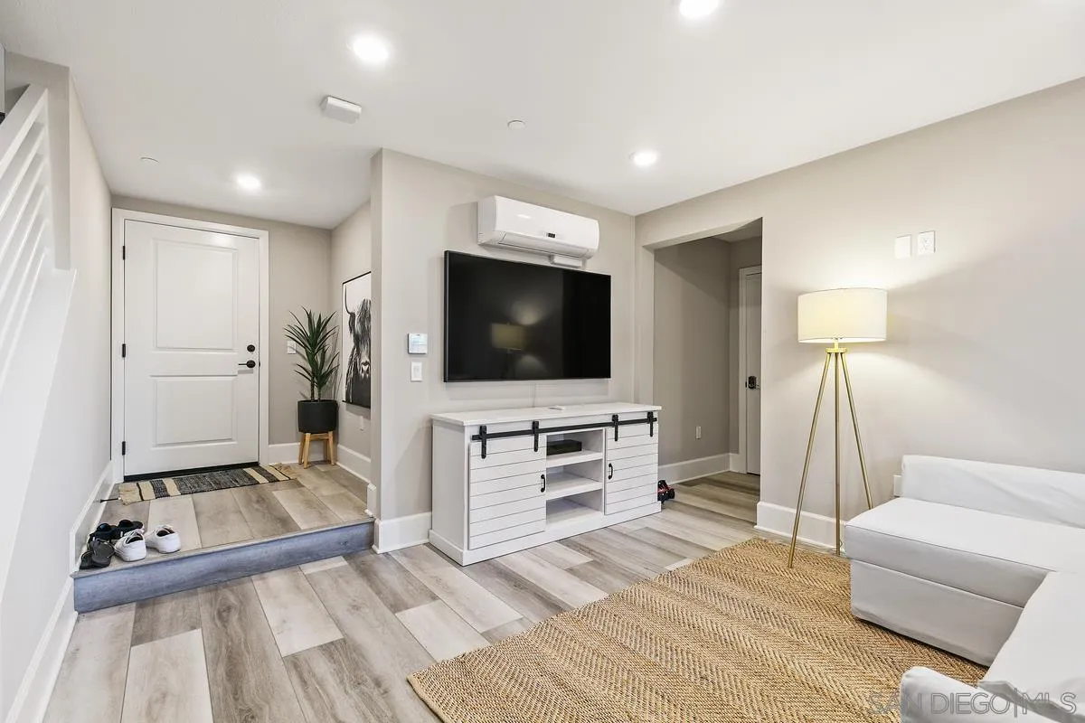 807 Santa Barbara Pl