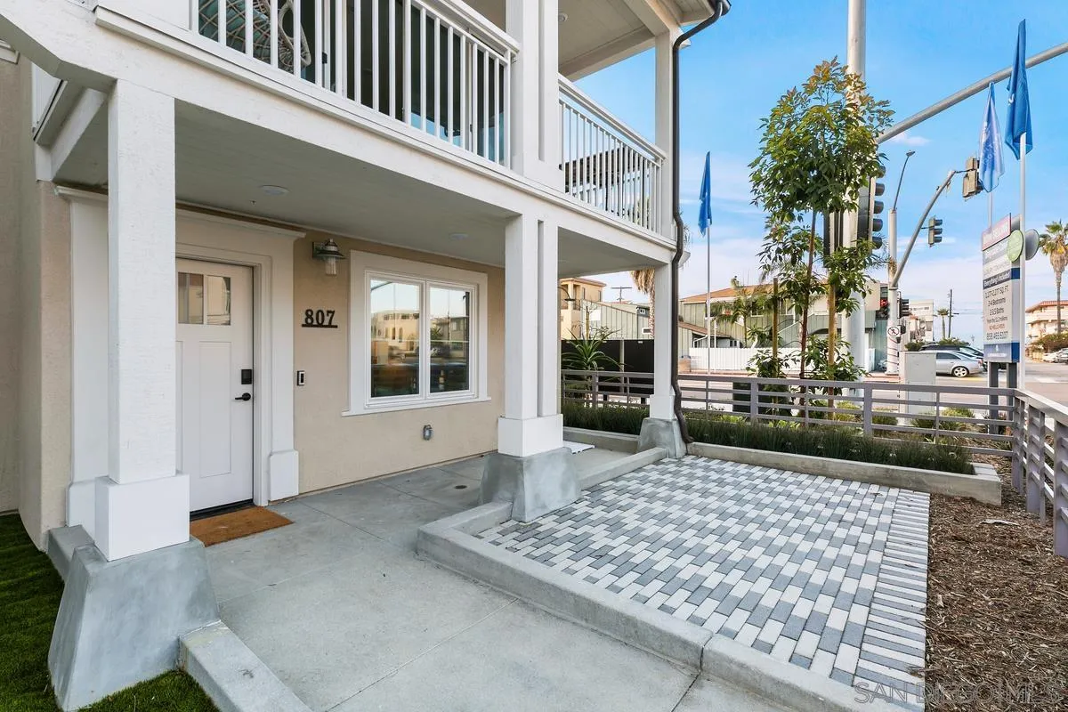 807 Santa Barbara Pl