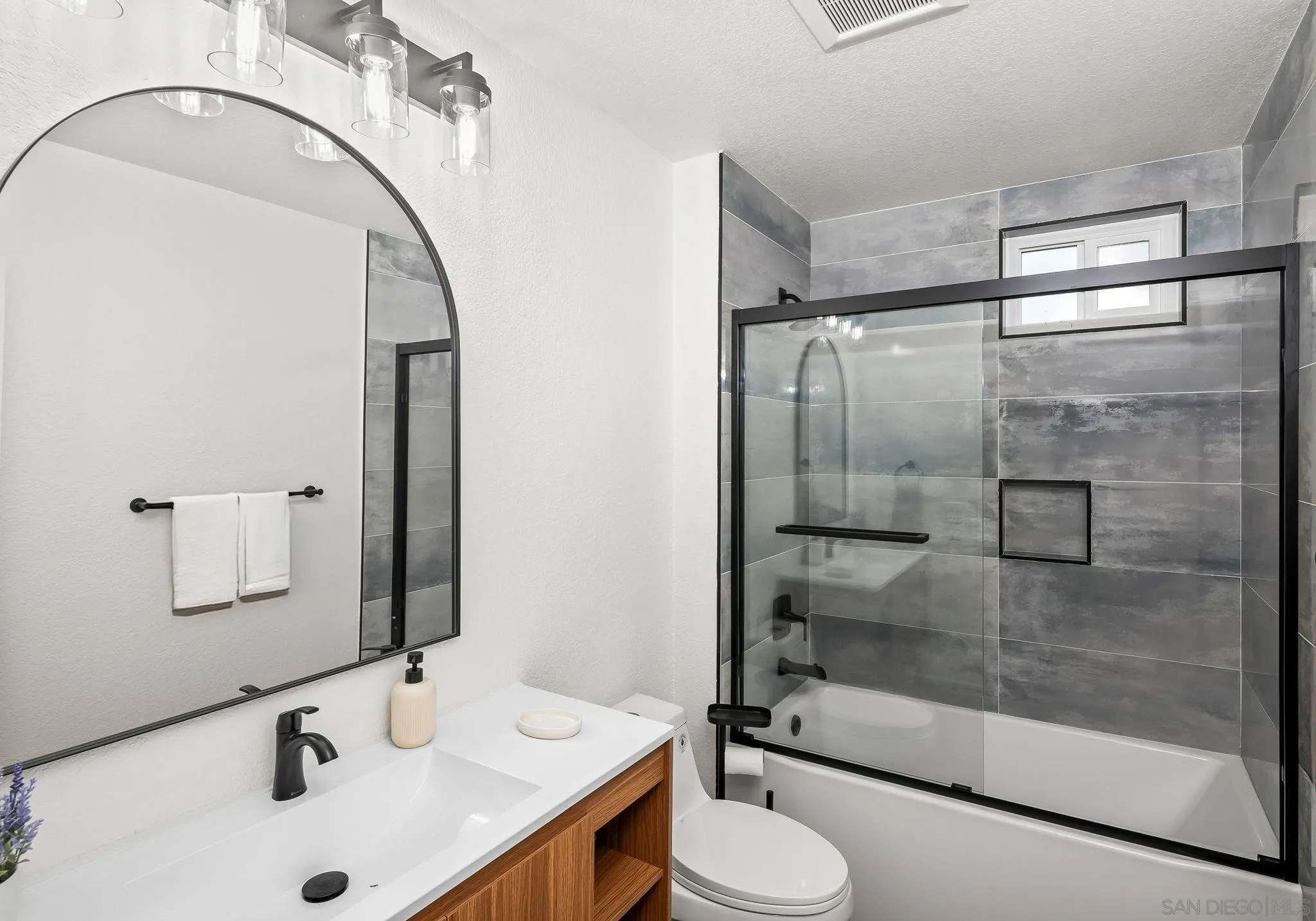 152 Evergreen Ave. Unit 4