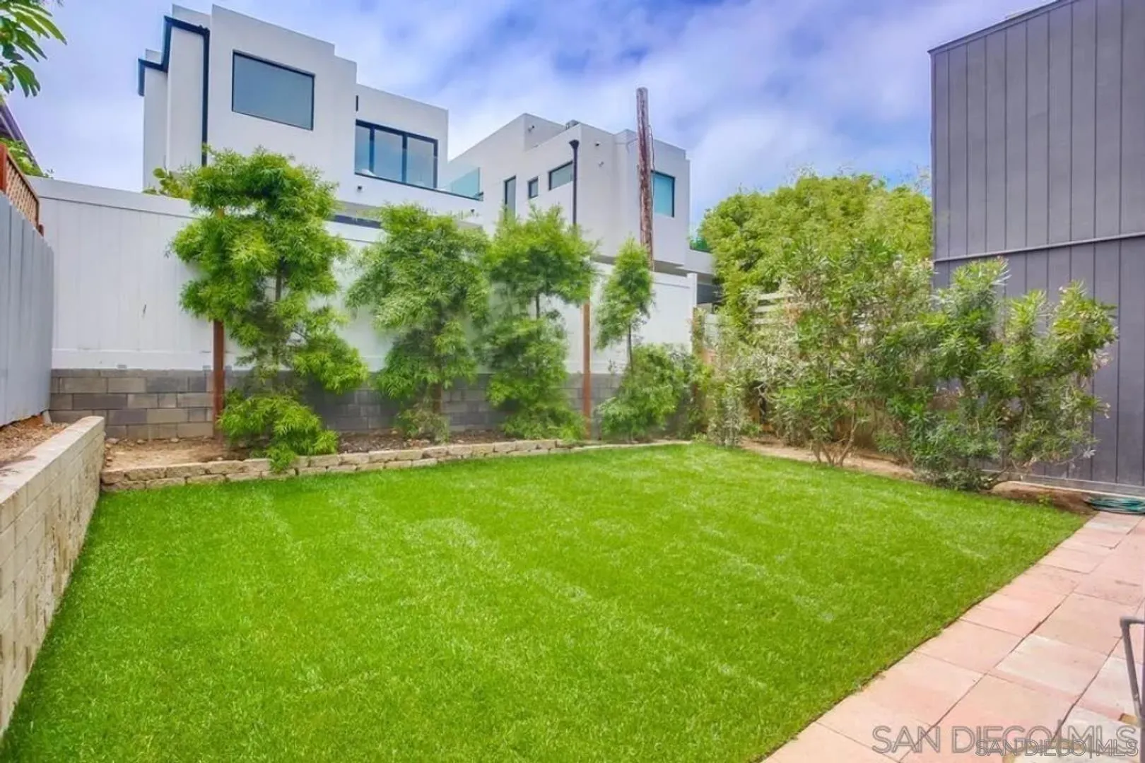 743 Bonair Way, Apt B