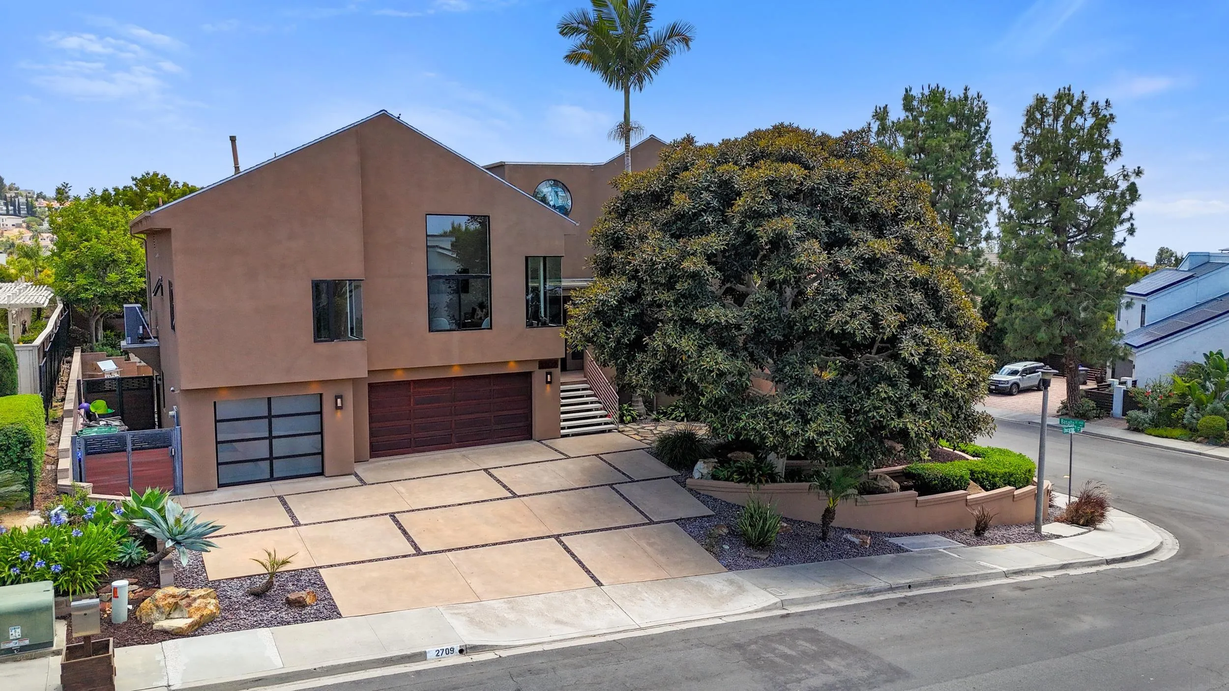 2709 Unicornio Street