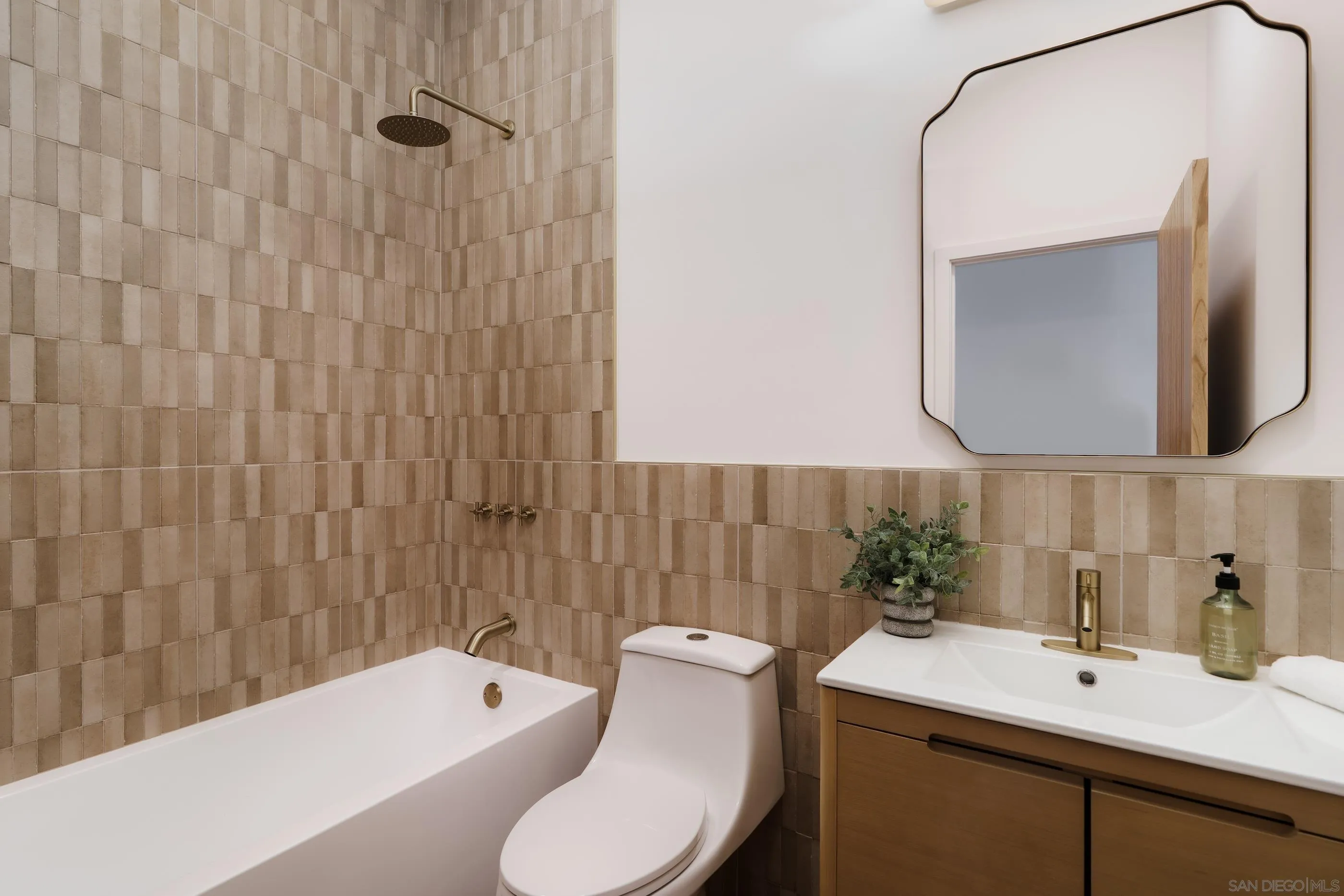 2806 Mission Village Dr
