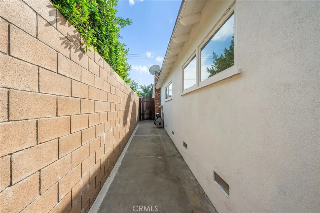 2689 Santa Ana Avenue