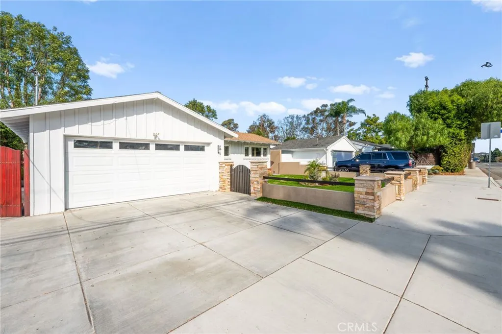 2689 Santa Ana Avenue