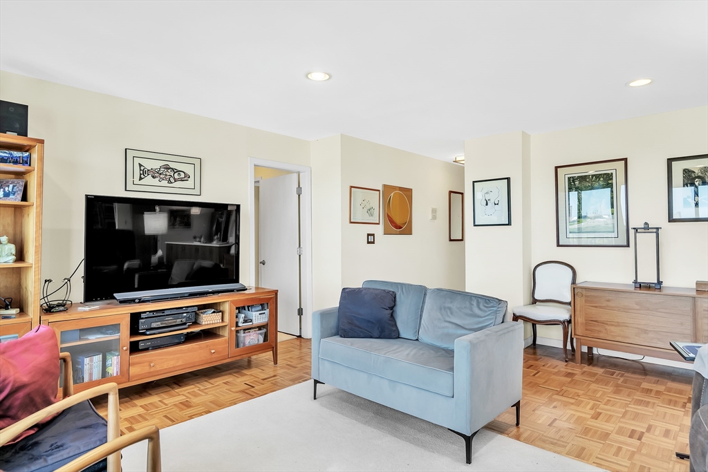 1105 Massachusetts Ave # 10A