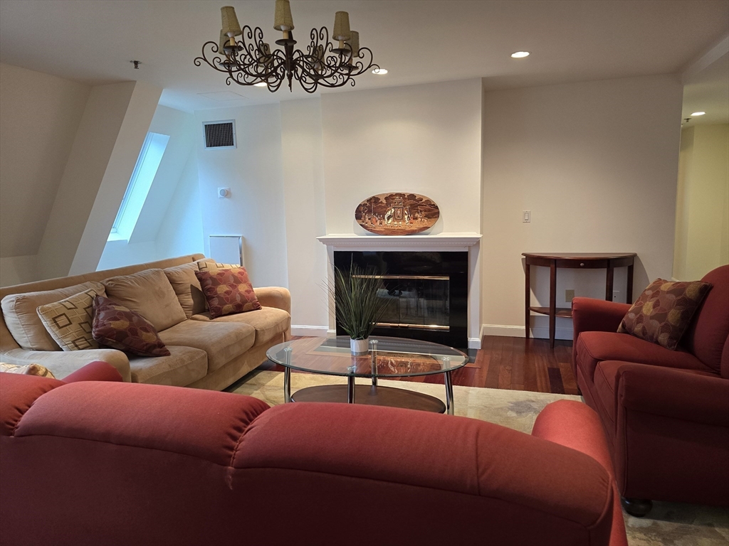 950 Massachusetts Ave Unit: PH1