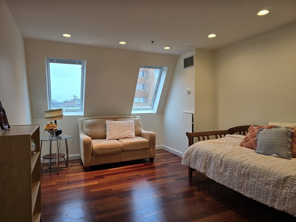950 Massachusetts Ave Unit: PH1