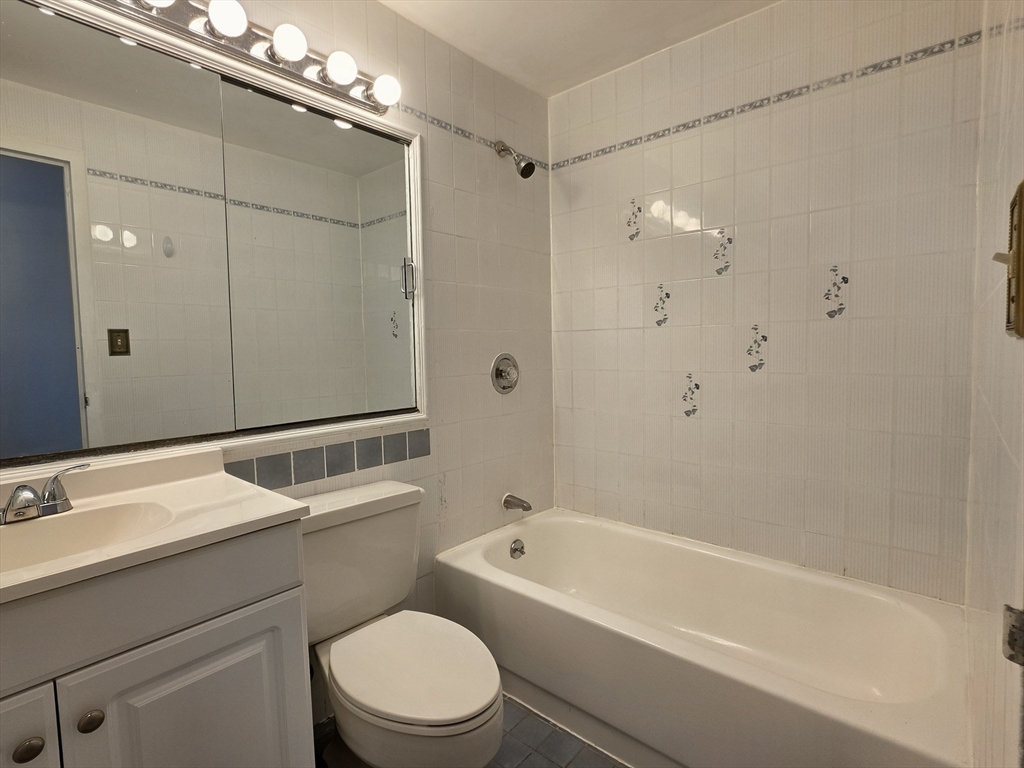 1105 Massachusetts Ave # 6A
